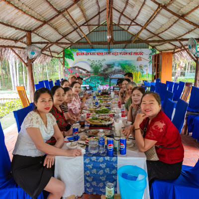 Khách hàng tại quán